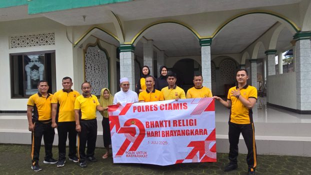 Wujud Polri Peduli, Personel Polres Ciamis Polda Jabar Gelar Bakti Religi Bersikan Tempat Ibadah