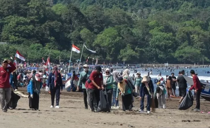 Aksi Bersih Bersih Wisata Pantai Pangandaran, Bupati: Menjaga Kebersihan Menjadi Tanggungjawab Bersama