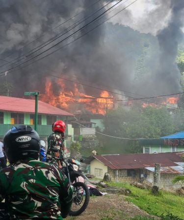 Personel Polri Dan TNI Bahu Membahu Padamkan Api Di Kompleks Kodam Lama Jayapura