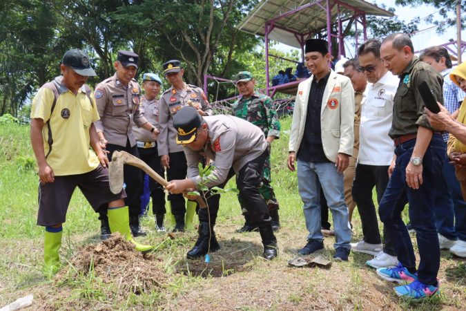 Kapolres Ciamis Hadiri Dan Dukung Gerakan Penanaman 10.000 Pohon Produktif Pemuda Muhammadiyah