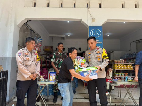 Kapolres Tasikmalaya Kota Berikan Tali Asih Kepada Korban Bencana Alam Di Sejumlah Wilayah