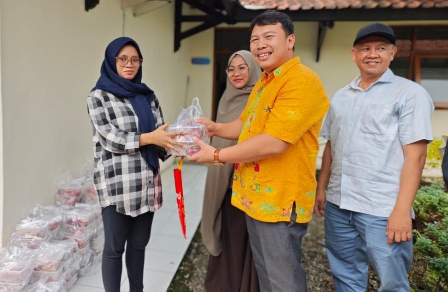 Turunkan Stunting, Kemendukbangga / BKKBN Dan IPeKB Jabar Bagikan Daging Kurban