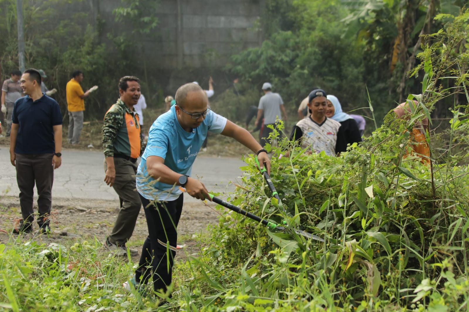 Wali Kota Viman Beserta Perangkat OPD Pemkot Gelar Gotong Royong Membersihkan Ruas Jalan Mangin.