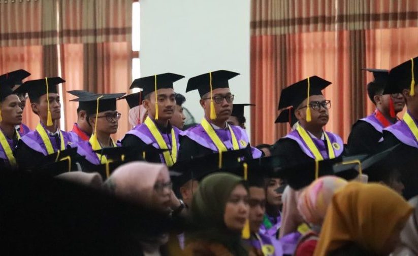 Wisuda Ke 44 Unigal Ciamis, Rektor  Tegaskan 480 Lulusan Unigal Harus Mampu Hadapi Persaingan Global