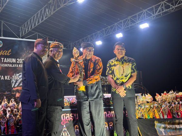 Kapolres Tasikmalaya Kota Hadiri Peringatan Hari Bhayangkara Ke-80 Dan Milangkala Tasikmalaya Ke-394, Ribuan Warga Padati Pesta Rakyat Di Mako Brimob Cineam