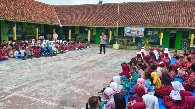 Kapolsek Sukaratu Mengisi Materi MPLS Di SDN Sinagar Dan SDN 3 Gunungsari Sukaratu