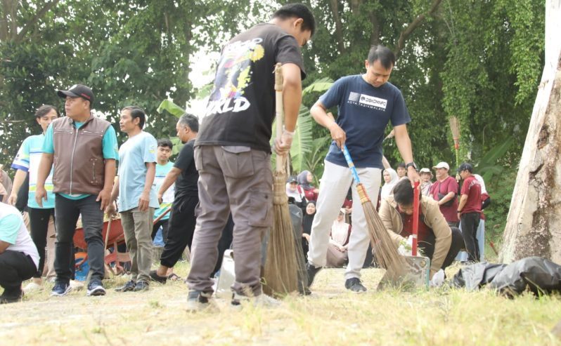 Gerak Serentak, Bersihkan Tugu Koperasi Sambut Hari Koperasi Nasional