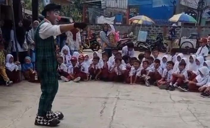 Akhir MPLS SDN 1 Sindangmukti,  Atrkasi Badut Hibur Peserta Didik Baru