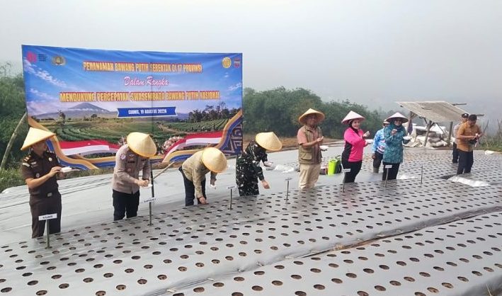 Dukung Percepatan Swasembada Pangan, Polres Ciamis Tanam Bawang Putih di Sukamantri
