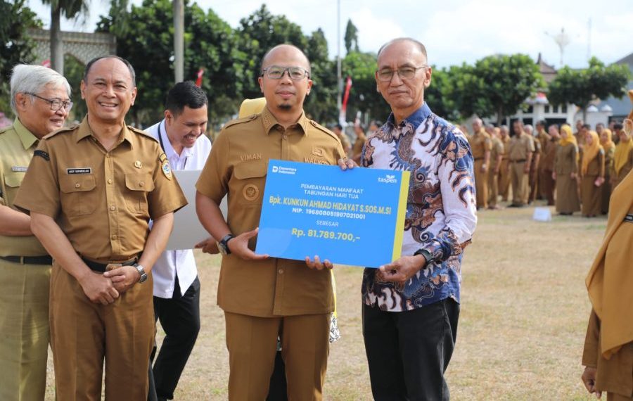 Walikota Tasikmalaya Serahkan SK Pensiun ke 29 ASN