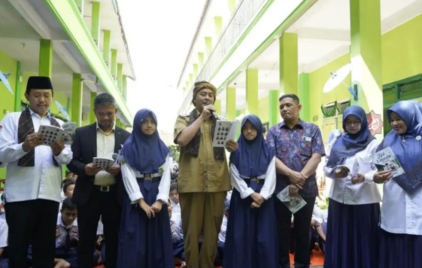 Hadiri Seminar Dan Lounching Buku Antologi Puisi, Diky Apresiasi Karya Siswa Dan Guru MTs Negeri 3 Tasikmalaya