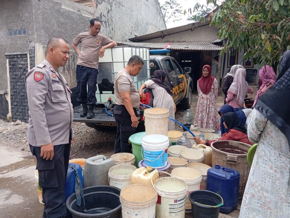 Polsek Tamansari Bersama PDAM Kota Tasikmalaya Salurkan Air Bersih Untuk Warga Setiawargi