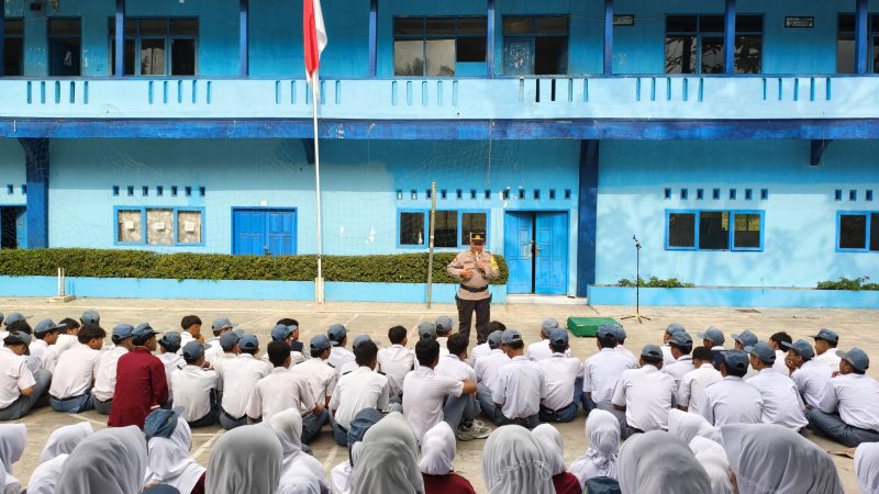 Kapolsek Sukaratu Berikan Motivasi Dan Penyuluhan Hukum Usai Upacara Di SMA Plus YAB Kecamatan Sukaratu