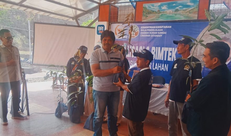 Herry Dermawan Gelar Sosialisasi dan Bimtek Rehabilitasi Hutan dan Lahan di Sukamantri, Salurkan 20 Ribu Bibit Pohon Produktif
